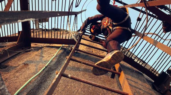 doi teribilisti au urcat pe un turn de 160 de metri din campulung foto in articol