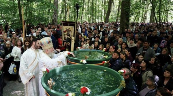 manastirea nucet ceremoniile legate de sarbatoarea izvorului tamaduirii