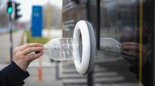 romanii vor putea returna inca un tip de ambalaje pentru garantia de 50 de bani ministrul mediului anunta extinderea sgr