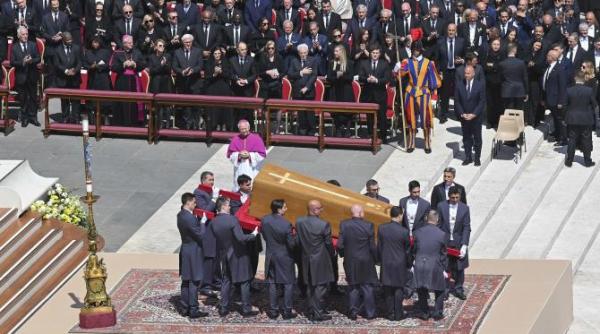 ilie bolojan surprins aproape de trump la funeraliile papei francisc galerie foto