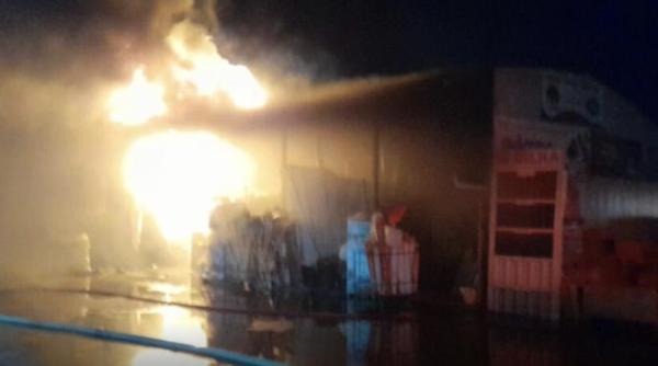 incendiu devastator la un depozit de materiale de constructii din adjud fortele de interventie suplimentate