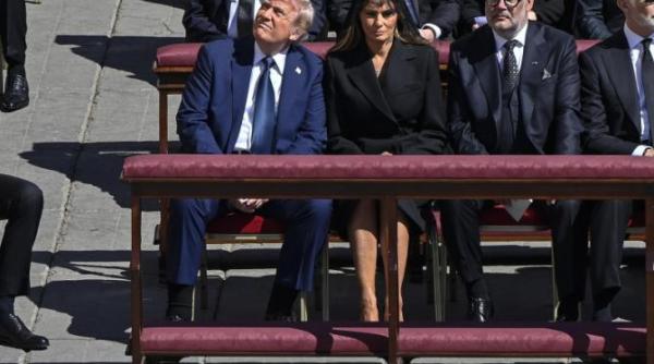 o gafa diplomatica a lui donald trump la funeraliile papei francisc evitata printr un sfat soptit al sotiei sale ce i a spus melania la ureche