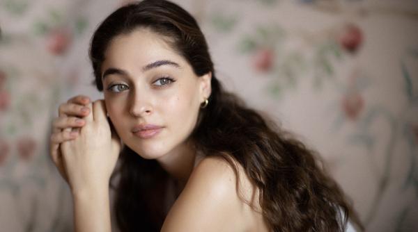 cine este actrita care o interpreteaza pe servitoarea seducatoare din pierduti in dragoste