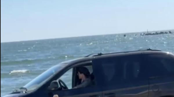 dovada ca s a dat startul sezonului estival in mamaia o femeie a intrat cu masina pe plaja si a ramas blocata in nisip video