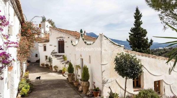 un intreg sat din spania a fost scos la vanzare foto