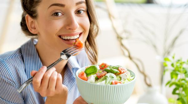 cinci schimbari alimentare simple care iti imbunatatesc sanatatea si aduc varietate in farfurie