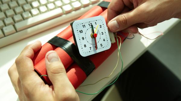 o bomba a explodat in mainile unei femei dupa ce ar fi vrut sa o foloseasca pentru a arunca in aer un bancomat in salonic