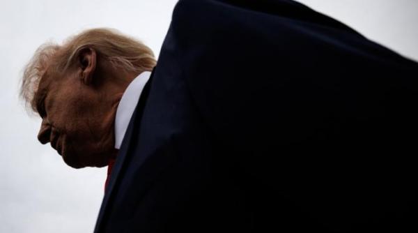 controverse la vatican trump pus la zid de un cardinal pentru poza in haine papale