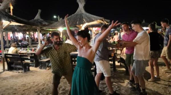 cozi la sectia de votare din vama veche dupa o noapte de distractie tinerii au schimbat muzica pe urne