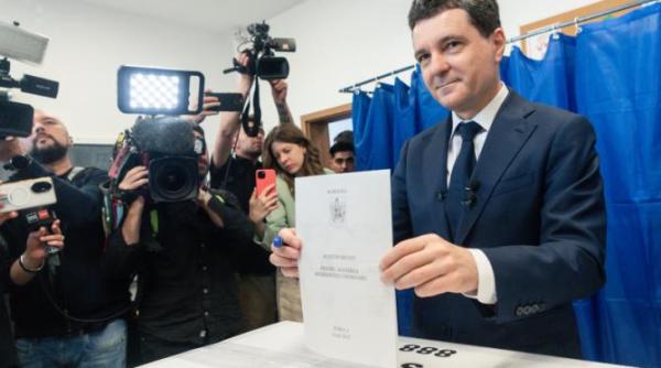 hohote de ras la sediul lui nicusor dan dc news i a citit lui nicusor declaratia elenei lasconi iar sustinatorii sai nu s au mai putut abtine