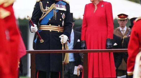 regele charles alaturi de membri ai familiei regale la o parada militara care va marca ziua victoriei in europa