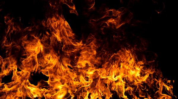 incendiu violent la o casa din prahova o femeie a ajuns la spital