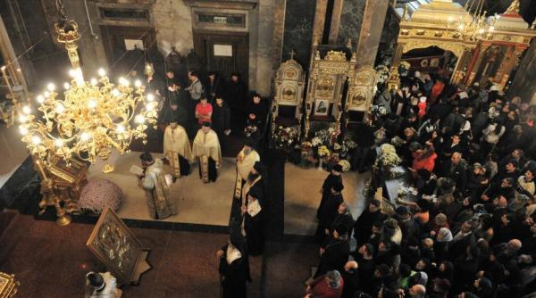 a inceput montarea icoanei invierii domnului din cupola absidei nordice a catedralei nationale