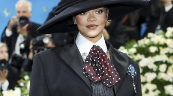 rihanna insarcinata cu al treilea copil aparitie fabuloasa la met gala foto video