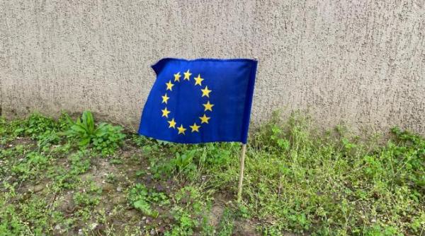 un candidat la alegerile prezidentiale din polonia a smuls steagul ue s a sters pe pantofi cu el si i a dat foc video