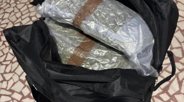 doi tineri retinuti dupa ce au introdus in romania peste 22 de kilograme de droguri din spania