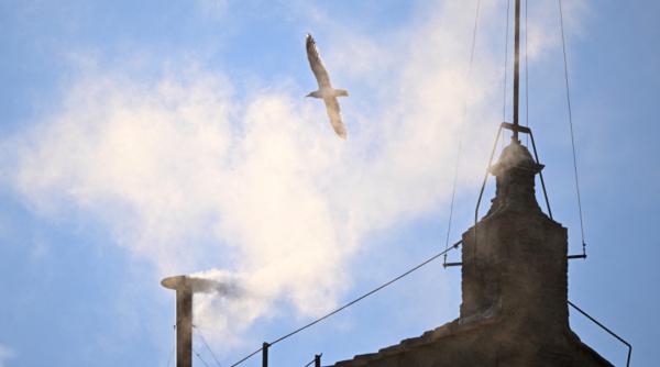 e incredibil ce s a intamplat cu 5 minute inainte sa iasa fumul alb pe cosul de la vatican multi spun ca a fost un semn video foto