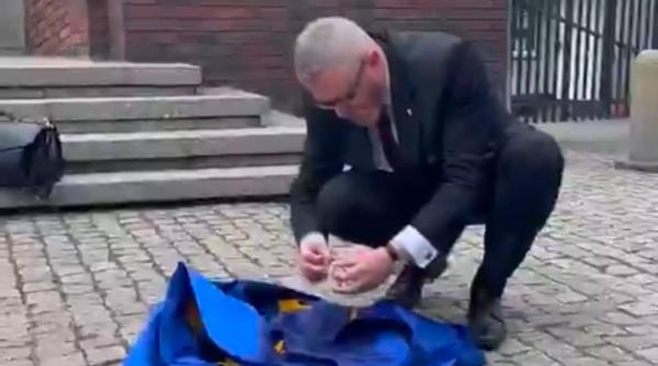 steagul ue calcat in picioare si ars de un candidat extremist de dreapta la prezidentiale in polonia foto video