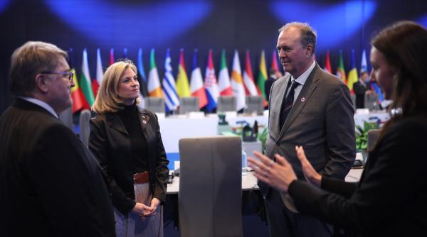 emil hurezeanu la reuniunea de la varsovia romania in favoarea unei cooperari stranse cu sua si a extinderii strategice a ue