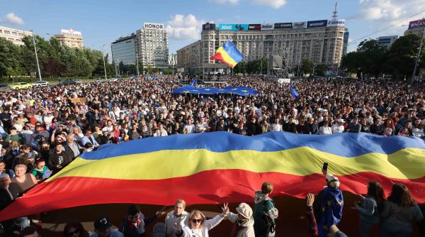 miting in piata victoriei participa si nicusor dan