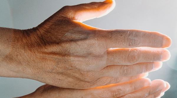 stralucim fara sa stim cercetatorii au descoperit ca emitem o lumina care dispare la moarte