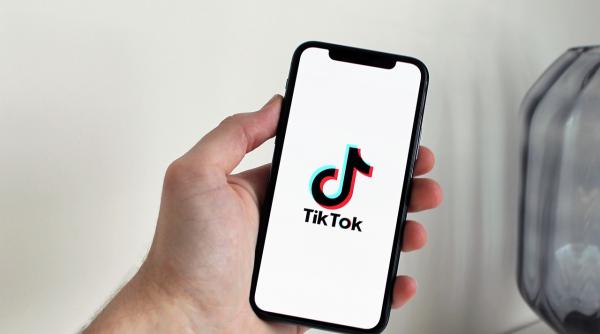 tiktok in mijlocul unui nou scandal cu ue nereguli grave in publicitate platforma risca sanctiuni grele