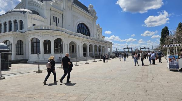 e soare e cald si romania isi alege presedintele faleza din constanta plina de oameni care au votat sau urmeaza sa o faca e usor sa zici toti sunt la fel foto
