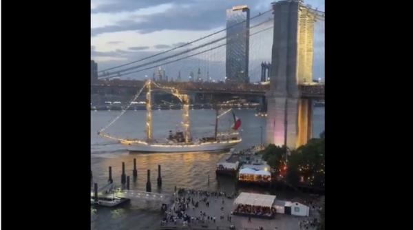 momentul in care podul brooklyn din new york este izbit de o nava de antrenament a marinei mexicane video
