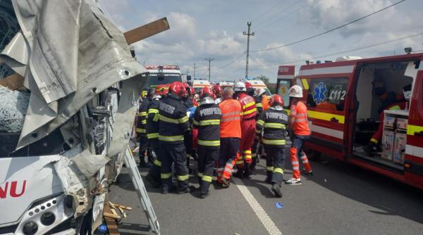 accident grav intre un tir si un autocar cu 20 de pasageri a fost activat planul rosu de interventie