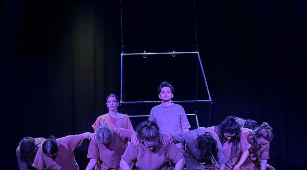 omul cel bun din siciuan regizorul boris focsa ne provoaca poate supravietui bunatatea in lumea in care traim raspunsul l au dat actorii pe scena teatrului infinit