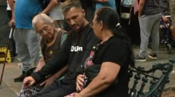 romanul despre care se spune ca ia durerea cu mana provoaca isterie in mexic sute de oameni stau zilnic la coada pentru a fi atins de el