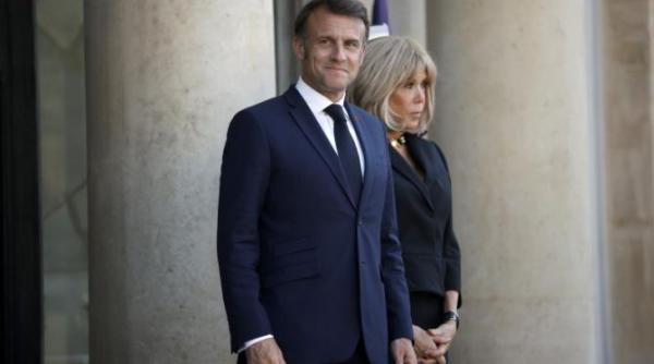 emmanuel macron a fost palmuit peste gura de brigitte camerele au surprins momentul stanjenitor video