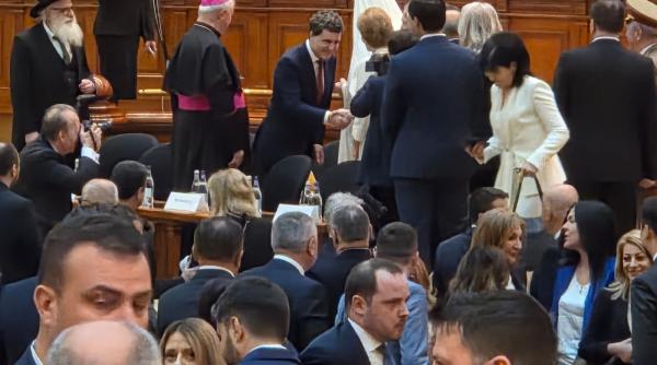 nicusor dan instalat la cotroceni ceremonie cu baie de multime selfie uri si pupaturi fosti rivali la coada la poze bogdan chirieac toti erau fani din noiembrie