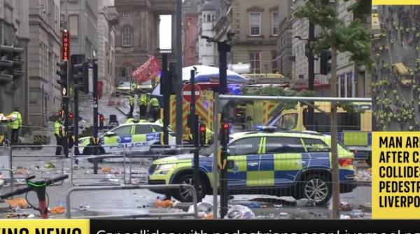 o masina a intrat in multimea care sarbatorea victoria liverpool