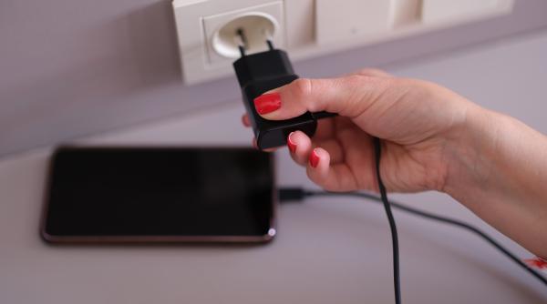 e bine sa lasi incarcatoarele in priza tot timpul explicatia unui expert