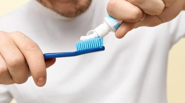 greseala pe care multi oameni o fac dimineata si care poate distruge dintii