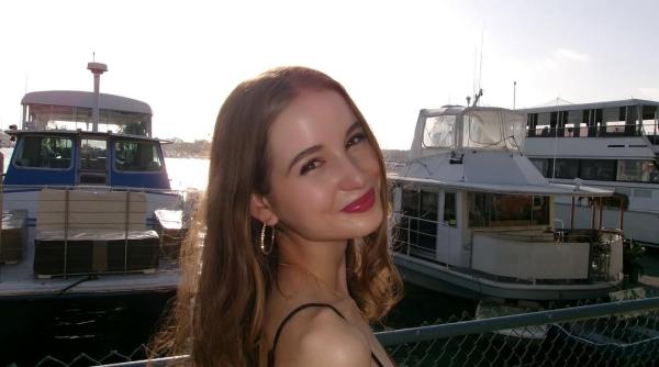 irina columbeanu a dat clasa tuturor la balul de absolvire a liceului cu o tinuta foarte eleganta