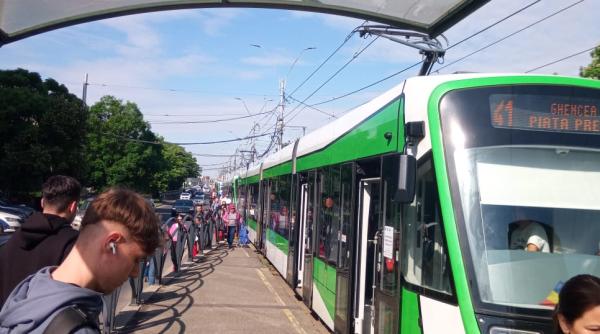 incident pe linia de tramvai 41 sute de calatori nevoiti sa astepte din cauza unui barbat care a cazut