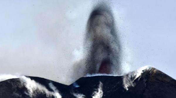 spectacol de foc pe cerul italiei vulcanul etna a erupt din nou foto