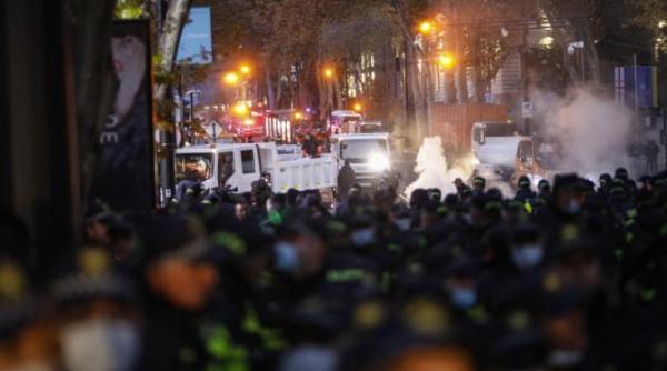 tara unde premierul a demisionat dupa ce fiul sau a afisat online o viata de lux provocand proteste masive