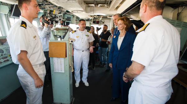 vizita regala la constanta majestatea sa custodele coroanei si alteta sa regala principele radu la bordul fregatei regina maria