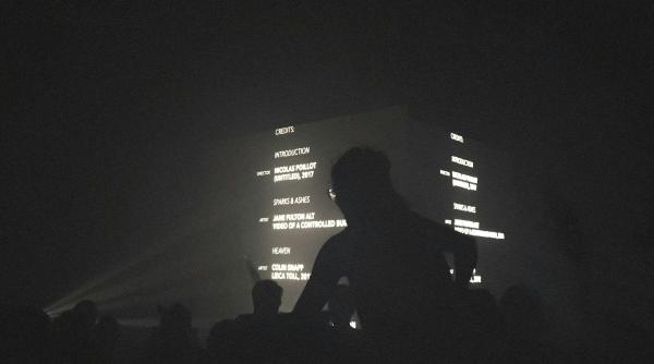 panica intr un cinematograf in timpul unui film de groaza doi adolescenti au tras cu un pistol airsoft in sala pentru a se amuza