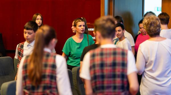 fundatia tinmar continua misiunea sa educationala in judetul prahova 1835 de burse pentru elevii merituosi