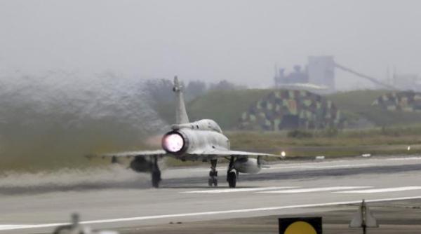 o patrula de avioane de lupta franceze au conturat emblema ucrainei in timpul unui zbor deasupra marii negre