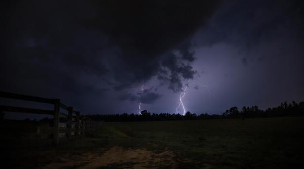 vijelii cu rafale de pana la 90 km h si grindina de dimensiuni mari meteorologii anunta furtuni puternice judetele vizate