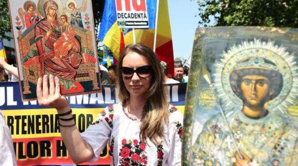 peste 2 000 de oameni la marsul normalitatii evenimentul s a incheiat cu tatal nostru si hristos a inviat fara incidente video