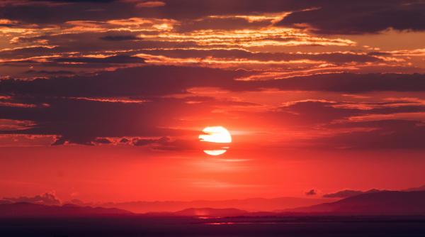 fenomen rar si spectaculos pe cer duminica seara cerul s a separat in doua culori diferite nu am vazut niciodata ceva atat de puternic foto in articol