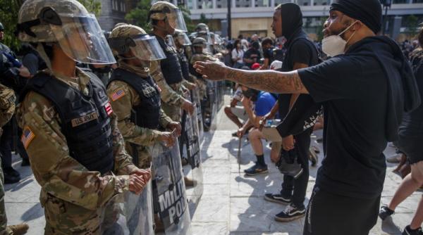 violente majore in sua impotriva politicilor antimigratie trump mobilizeaza garda nationala