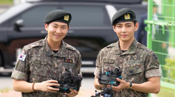 doi membri ai trupei k pop bts au fost eliberati din armata sud coreeana fanii au inceput numaratoare inversa pana la revenirea trupei