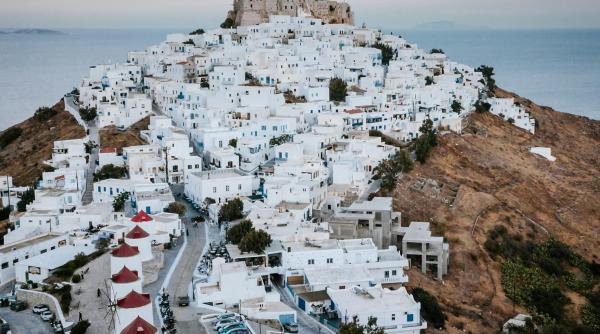 anafi si astypalaia doua insule grecesti mai putin cunoscute unde casele varuite alb se imbina perfect cu plajele superbe mancare de casa si traditiile grecesti